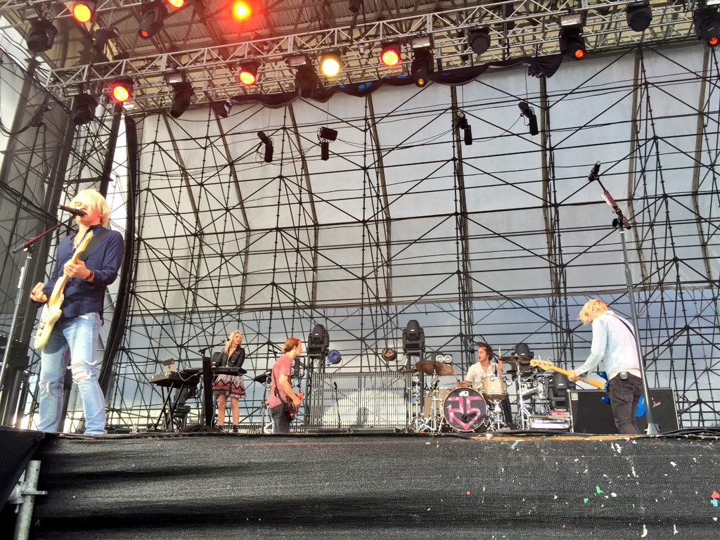 radiodisney's tweet photo. .@officialR5 is rocking out a brand new song at #ShowOfTheSummer right now!!!! #RDSizzlinSummer✌ http://t.co/Xihx22Zea3