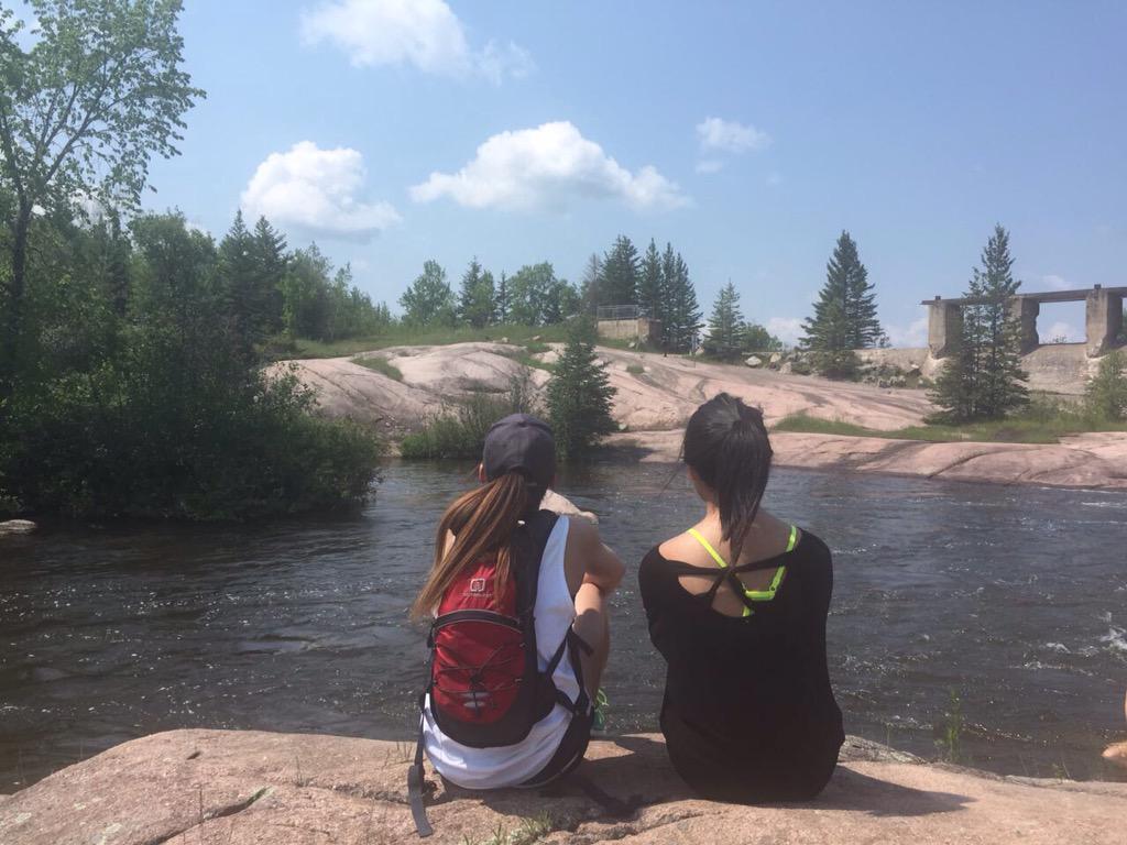 cherylmndza's tweet photo. "Smile" "k now look into the distance" #dramaticpics @AnnaaLNguyen http://t.co/OseBG8nkc3