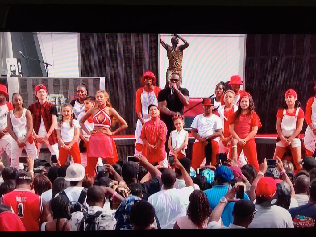 PRER0LLS's tweet photo. Target "Back to school" commercials be like: 😭😭😭😭 http://t.co/QkztOCZqk0