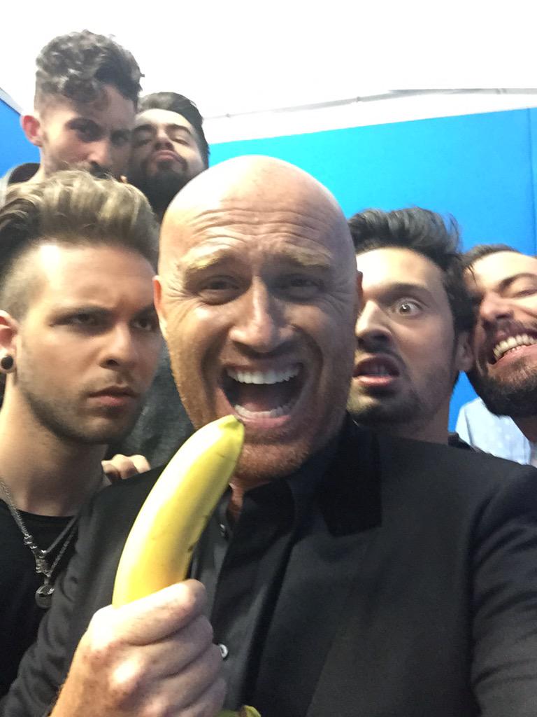 RudyZerbi's tweet photo. Stasera canto io!! È la banana il frutto dell'amor!!
#CocaColaSummerFestival #daiunbacio http://t.co/A6h7Y7vo2b