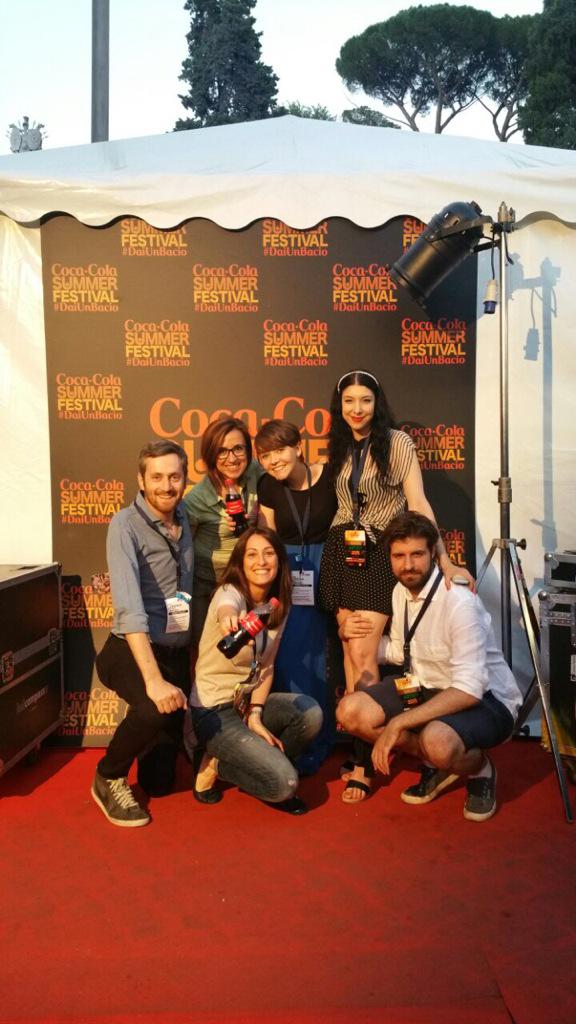 LoveLiesInRuin's tweet photo. Ultima serata del #CocaColaSummerFestival in Piazza del Popolo..  #DaiUnBacio al team! http://t.co/guFUYQvW4e