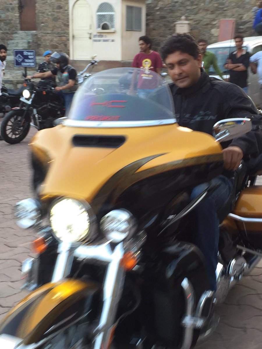lrsm6001club's tweet photo. #HDWorldRide in #Udaipur with our #LRSM6001Club bike the #HarleyDavidson #CVOLimited 2015! @Harley_India http://t.co/7LXC4ZTUW2