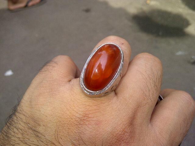 Kuberikan padamu sebuah batu akik tanda cinta batin yang tercekik