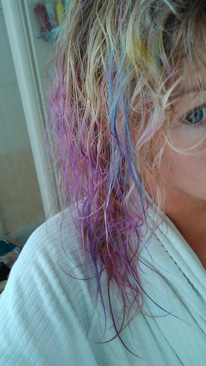WTFnl's tweet photo. De Crazy #Colorrun in #Leeuwarden leek geslaagd, alleen heeft iedereen nu gekleurd haar: http://t.co/9Q9ORgiuqZ http://t.co/46s3knvaeM