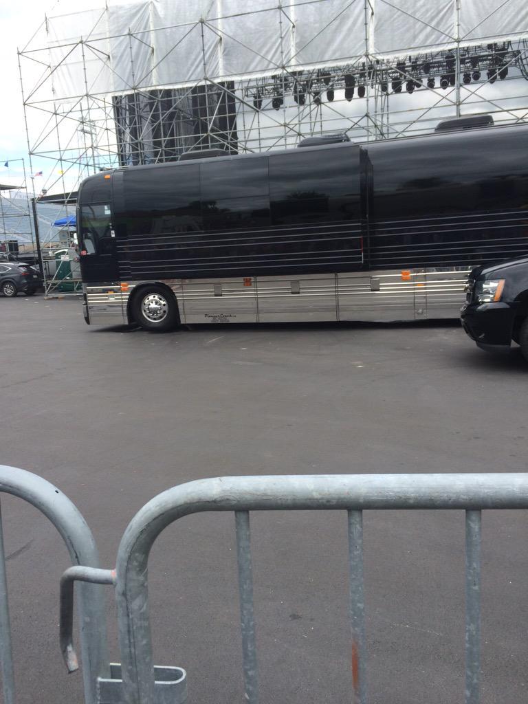Shawn Mendes Updates on Twitter "Shawn's tour bus at the park http//t