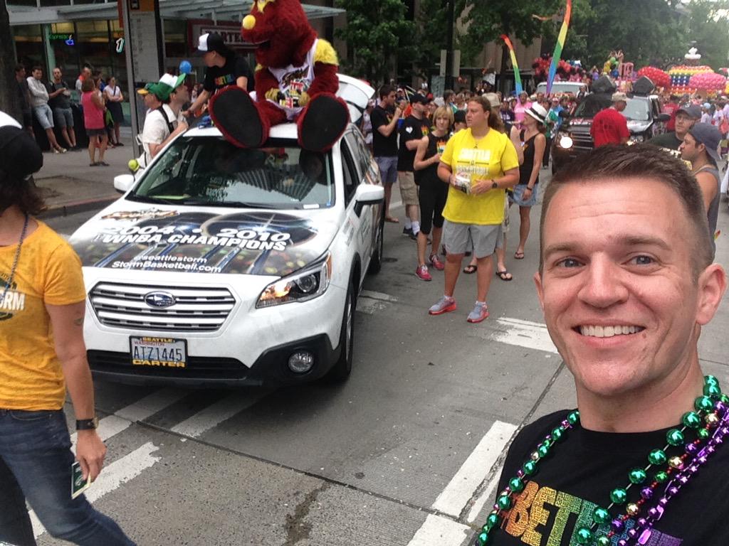 SteveTVNews's tweet photo. Here we goooooooooo!!! @seattlestorm @SeattleReignFC #SeattlePride #seattlepride2015 http://t.co/BKqSLXKrjT