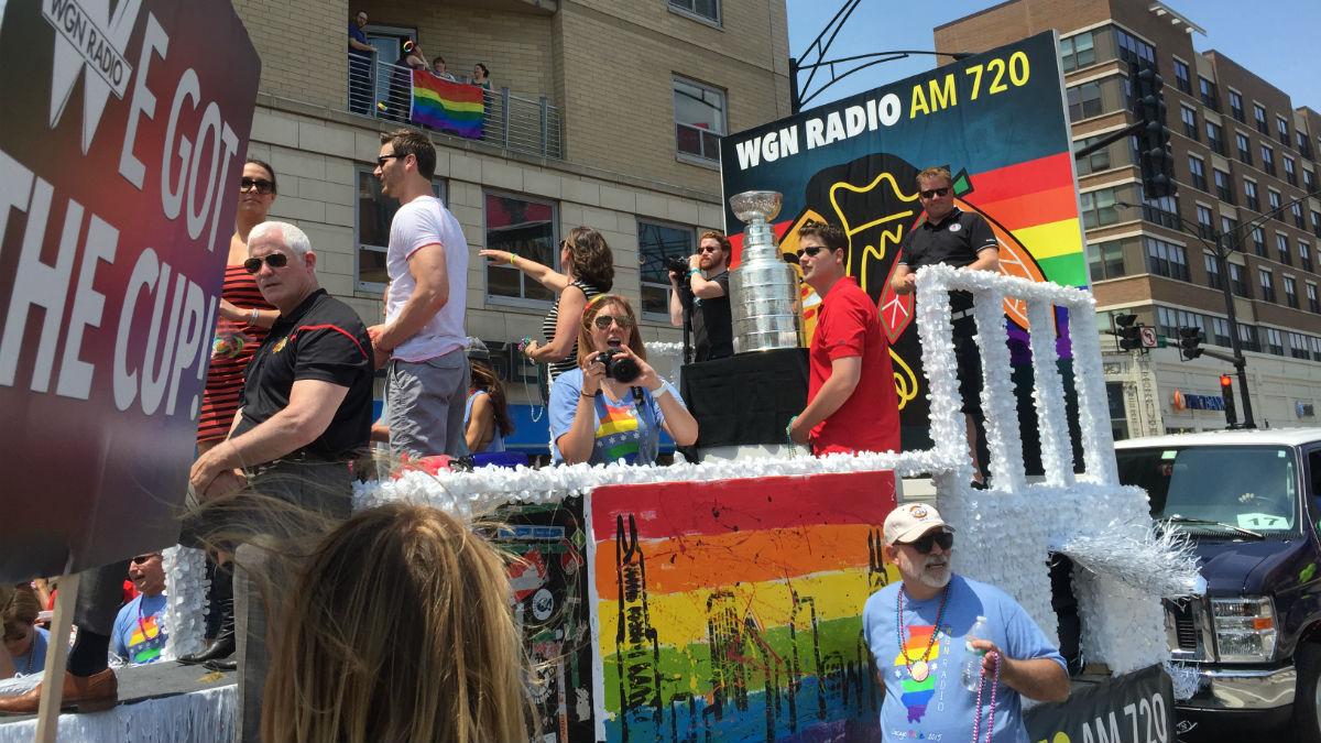 nbcchicago's tweet image. Lord Stanley's Cup made it to the #prideparade! #cuptracker nbcchi.com/L71qINy