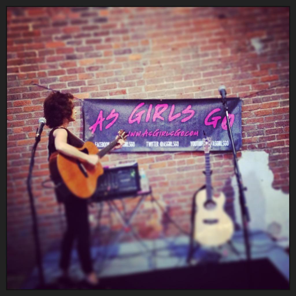 AsGirlsGo's tweet photo. The banner looks level to me. π #AsGirlsGo #opticalillusion @GuitarMcPherson @washburnguitar http://t.co/e22KAAxg9X