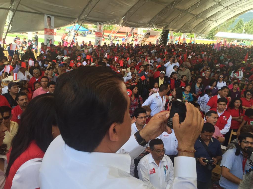 EvielPM's tweet photo. En San Cristóbal de las Casas recibimos al Presidente @CCQ_PRI, hacemos equipo por #Chiapas. #RojosDeCorazón http://t.co/6P0NkcZPYv