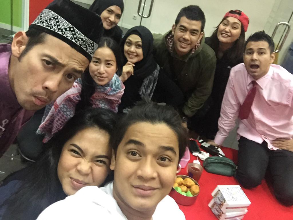 bangbily's tweet photo. Sahur itu indah @ginabayu @akuraniayu @RaffiAhmadLagi @TarraBudiman @veanarvian @rizkaaakzir http://t.co/cK0Q3biErf