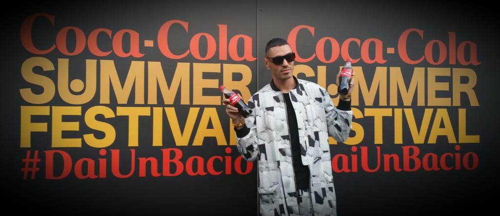 CocaColaIT's tweet photo. Sister o Sorellina? @marracash le bacia entrambe! #daiunbacio anche tu! 👊 #cocacolasummerfestival http://t.co/lBriLIEWjP