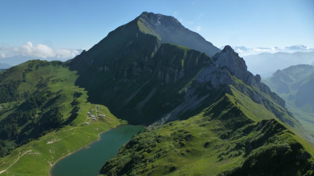 montagnesannecy's tweet photo. #trail Aiguille #Verte, en boucle par le lac de #Lessy et les chalets de #Mayse http://t.co/icWc2sHk5v @mongrandbo http://t.co/17rtGMB0DU