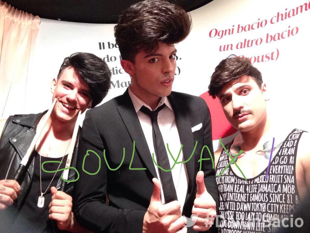 CocaColaSF2015's tweet photo. I @TheKolors sono pronti a cantare! #CocaColaSummerFestival #daiunbacio http://t.co/z3zLHOkigh