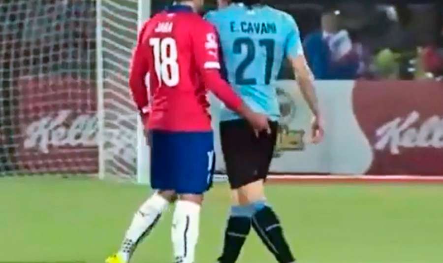 Tres partidos de sanción para Jara por meter el dedo en el culo a Cavani atres.red/nlsuu