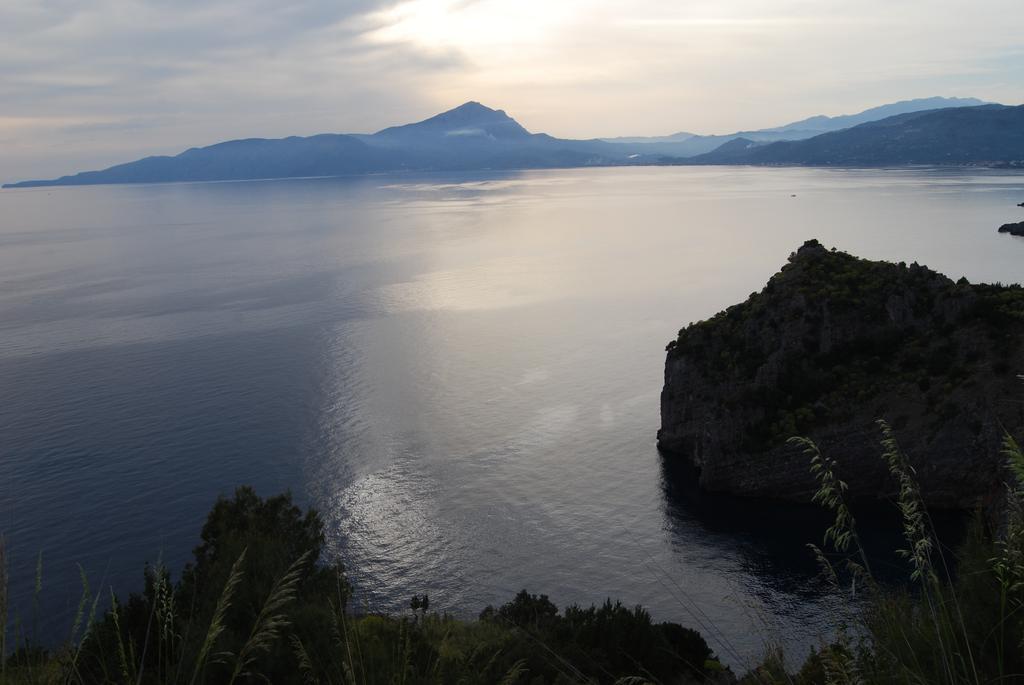 ancutolo63's tweet photo. Stringere in una mano un punto di infinito# raccogliere la purezza del Mare di Maratea#sponde del Golfo di Policastro http://t.co/8lN6o1NrdK