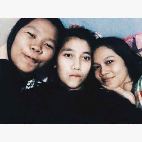 DilaSafitri_'s tweet photo. Halohaiii :* @AgfaElma @CintyaLestari11 http://t.co/qLNOAn6GNG