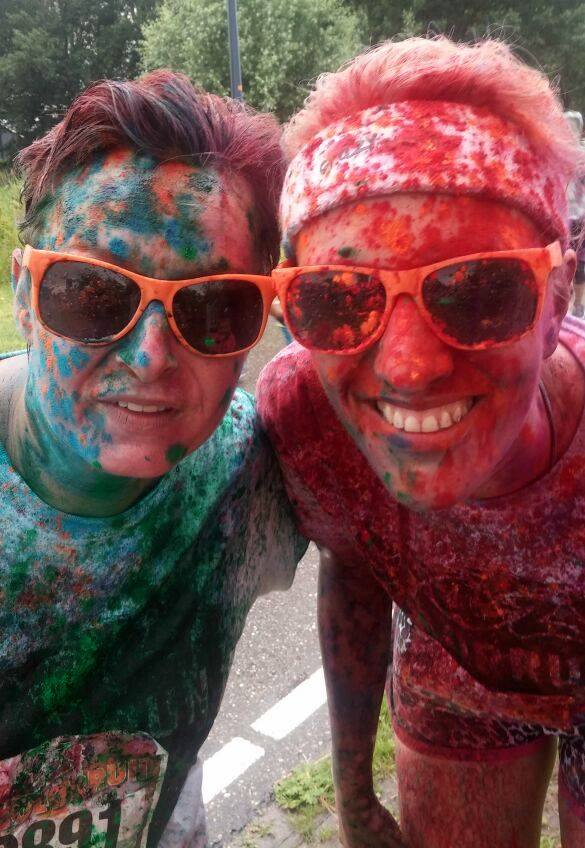 RTLnieuws's tweet photo. Deelnemers Colorrun Leeuwarden met handen in het haar, verf blijkt niet uitwasbaar: http://t.co/xw9KBwQlfh http://t.co/6kHR51yeEQ