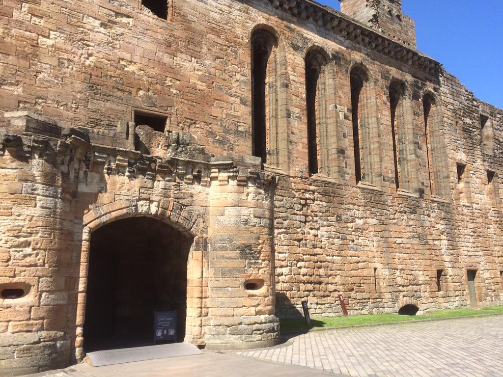 MarysMeanders's tweet photo. #Linlithgow - an #Outlander filming location. 1 of the stops on our 5* #Tour. #FanLed #Emma&Anne http://t.co/XEq6wvAgWS