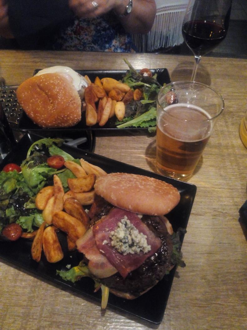 Zurii89's tweet photo. Cena en el house of beer Pamplona!! @enterat http://t.co/4KU5lpoHhL
