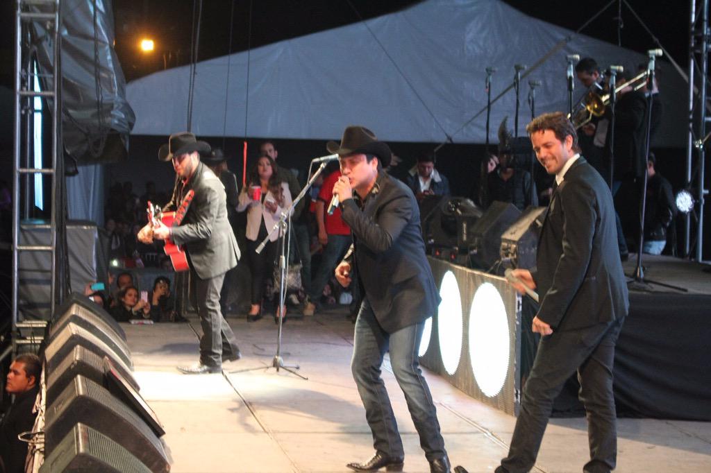 NoticiasJulion's tweet photo. Y ayer en Querétaro @julionalvarez y @manedelaparra cantaron juntos "Te hubieras ido antes". http://t.co/OooEqxDNtA