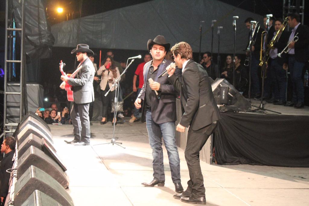 NoticiasJulion's tweet photo. Y ayer en Querétaro @julionalvarez y @manedelaparra cantaron juntos "Te hubieras ido antes". http://t.co/OooEqxDNtA
