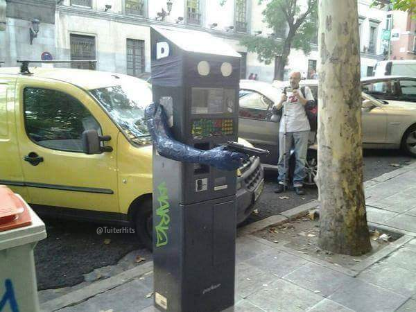 TuiterHits's tweet photo. Así ha amanecido una máquina de la Zona Azul en Madrid. Simplemenre genial. http://t.co/251bDuQwCr
