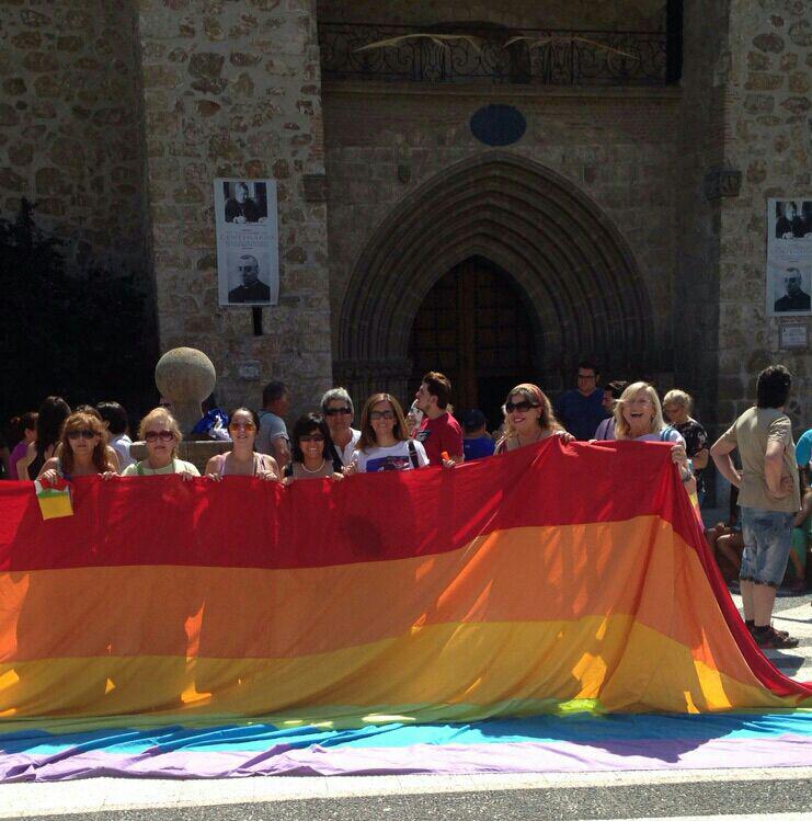 ahora_Talavera's tweet photo. #OrgulloLGTB #Orgullo2015 Celebramos el derecho a expresar libremente nuestra sexualidad y nuestras emociones http://t.co/cnP98uxzVJ