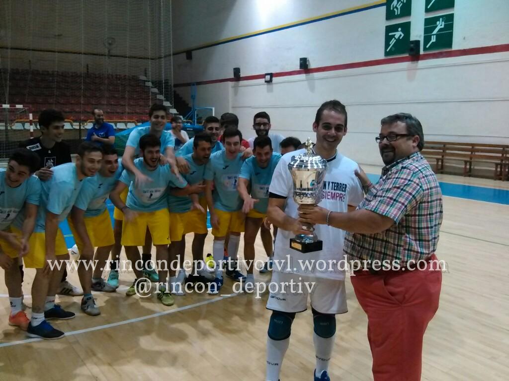 Rincon_Deportiv's tweet photo. El CAMPEÓN, Tati de Mar, recoge el Trofeo de vencedor de estas "35 Horas" http://t.co/1rVsRwhXEe