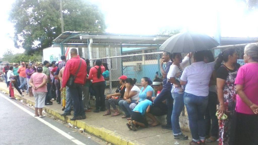 MILENBACA's tweet photo. #PsuvVictoriosomberto Aun colas de votantes en  Monagas @CarmenDeyamira @HectoRodriguez @rodulfohumberto @WillianGil http://t.co/ZdH4HRkAMv