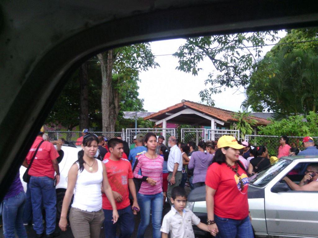 MILENBACA's tweet photo. #PsuvVictoriosomberto Aun colas de votantes en  Monagas @CarmenDeyamira @HectoRodriguez @rodulfohumberto @WillianGil http://t.co/ZdH4HRkAMv