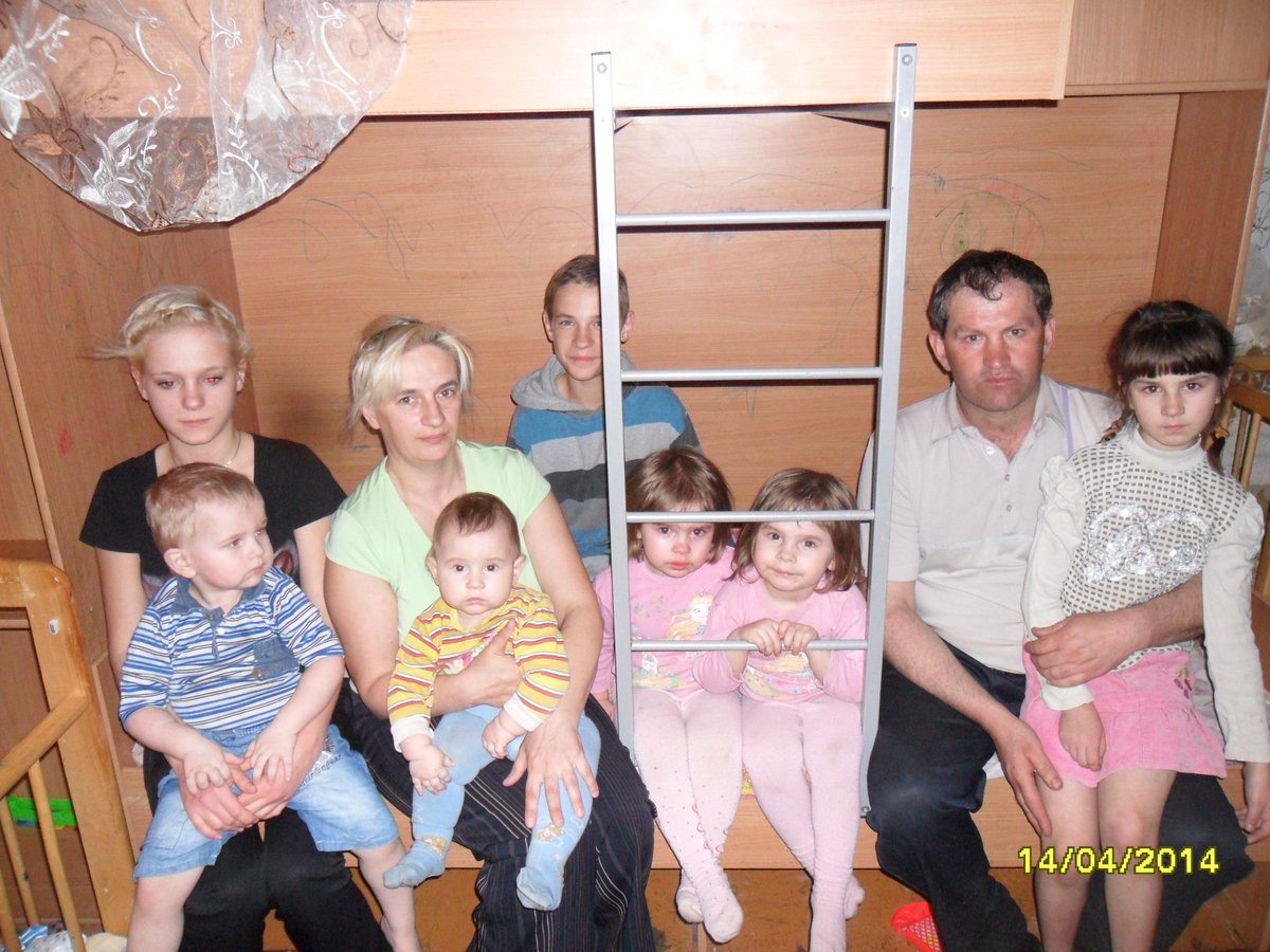 лапенко семья многодетная. бедная многодетная семья. антон лапенко семья 16 детей. многодетная семья в воронежской области. жила была многодетная семья.