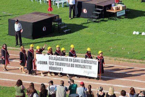 gokhanozbek's tweet photo. Dolaşacaktır en şanlı elbisesiyle işçi tulumuyla bu memlekette hürriyet!
#ODTÜ #MEZUNİYET #SOMA http://t.co/ncrVhB7PEu