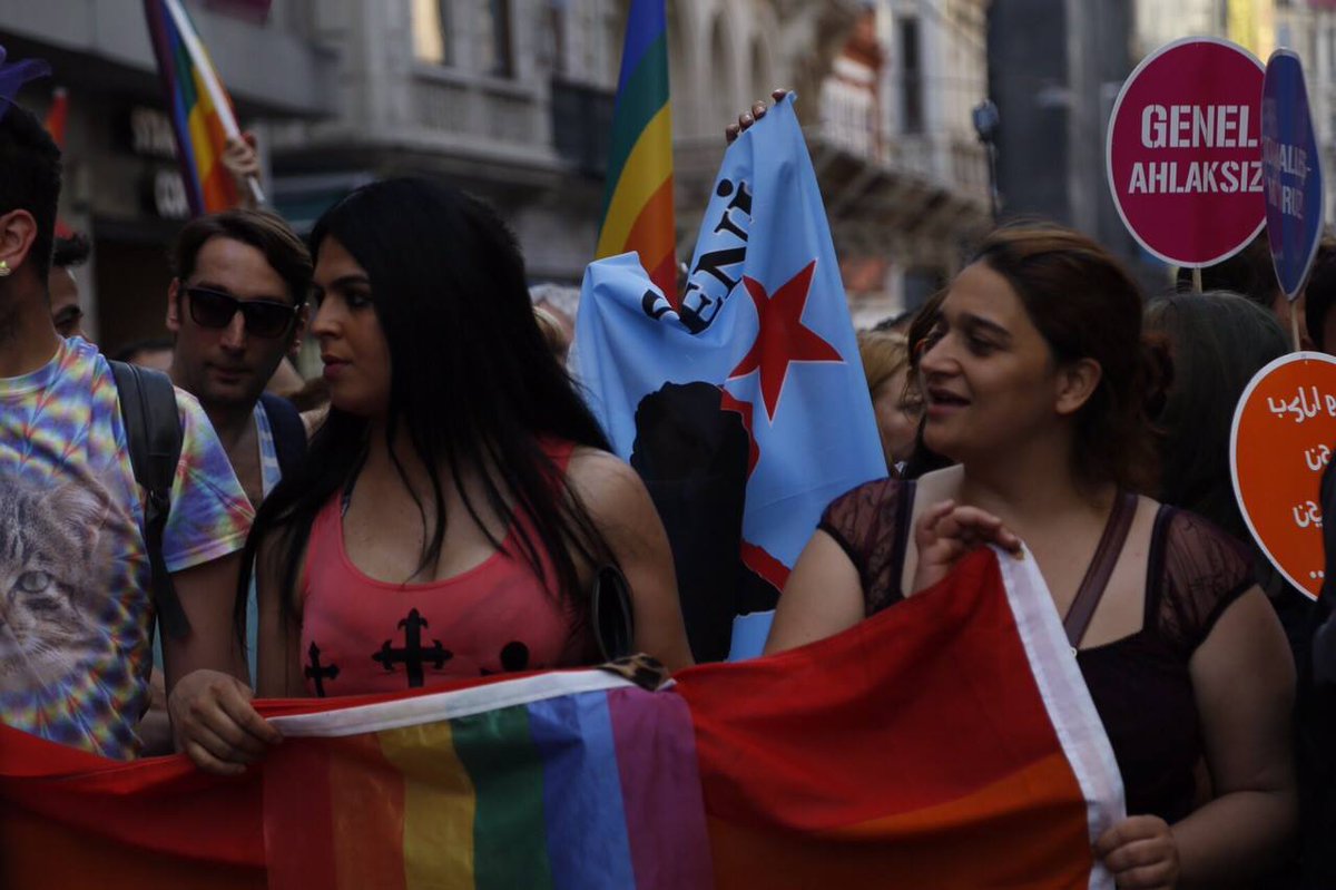 ydk_online's tweet photo. #HomofobikDevlet
#OnurYürüyüşü
#LGBTİ
Elbet bir gün tüm kimlikler özgürleşecek... http://t.co/QN1v1PsMc5