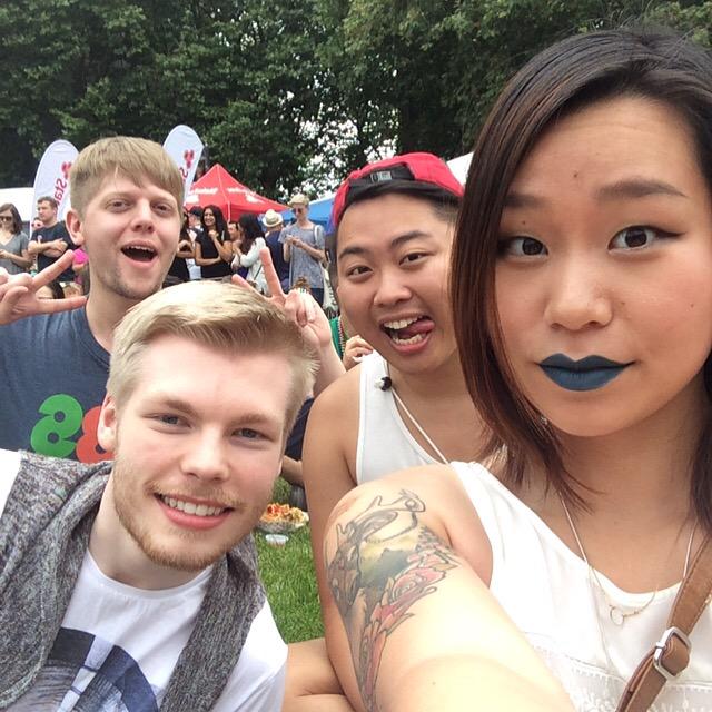 JenCalOxide's tweet photo. Feeling blue w/ @Smileydude689 @braxtonburks at #seattlepride2015 https://t.co/dRaZSJtIjr http://t.co/aCvUrcvlBO
