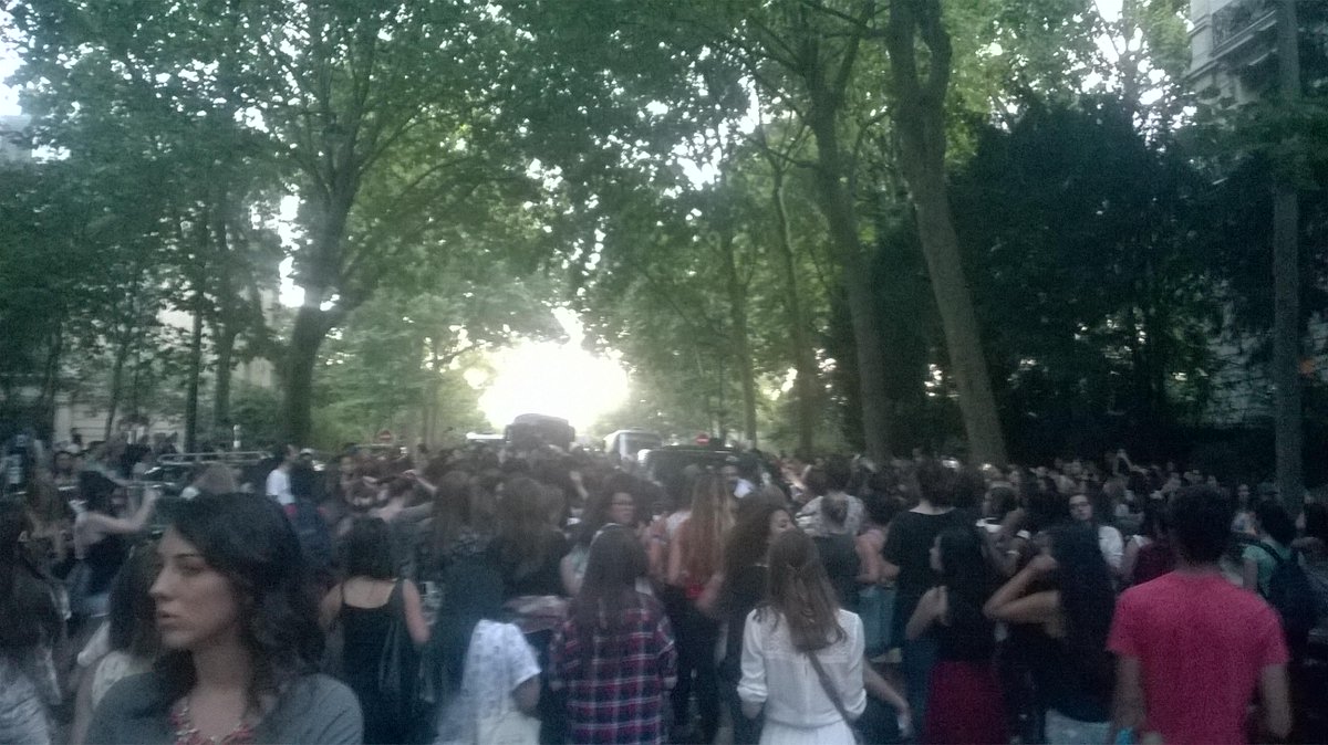 lovantonia's tweet photo. i SAW you! @camerondallas #CamInParis ##Cams10000FansInParis #CameronInParis #MeetUpInParisCameron http://t.co/mOeW6WOxJo