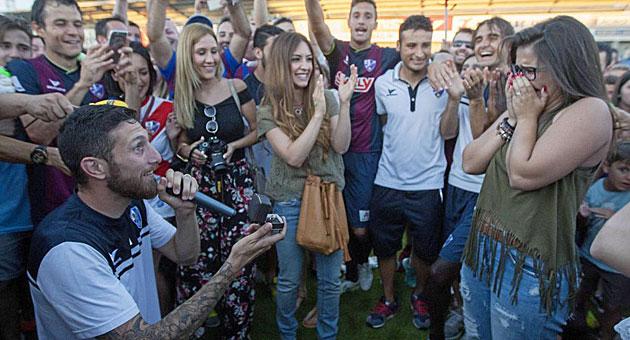 marca's tweet photo. Rojas pide matrimonio a su novia... ¡en plena celebración del ascenso! http://t.co/nFf68jkJIj http://t.co/m9IaDKt332