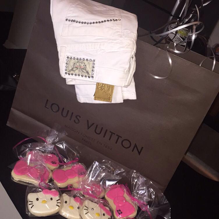 datnigga_laced's tweet photo. Had To Get Shawty Right .. ‼️ Designer EveryThing #YR #MyTeamWinnin #LouisV #RobinJean 👑👣 http://t.co/NYAbhgm4VR