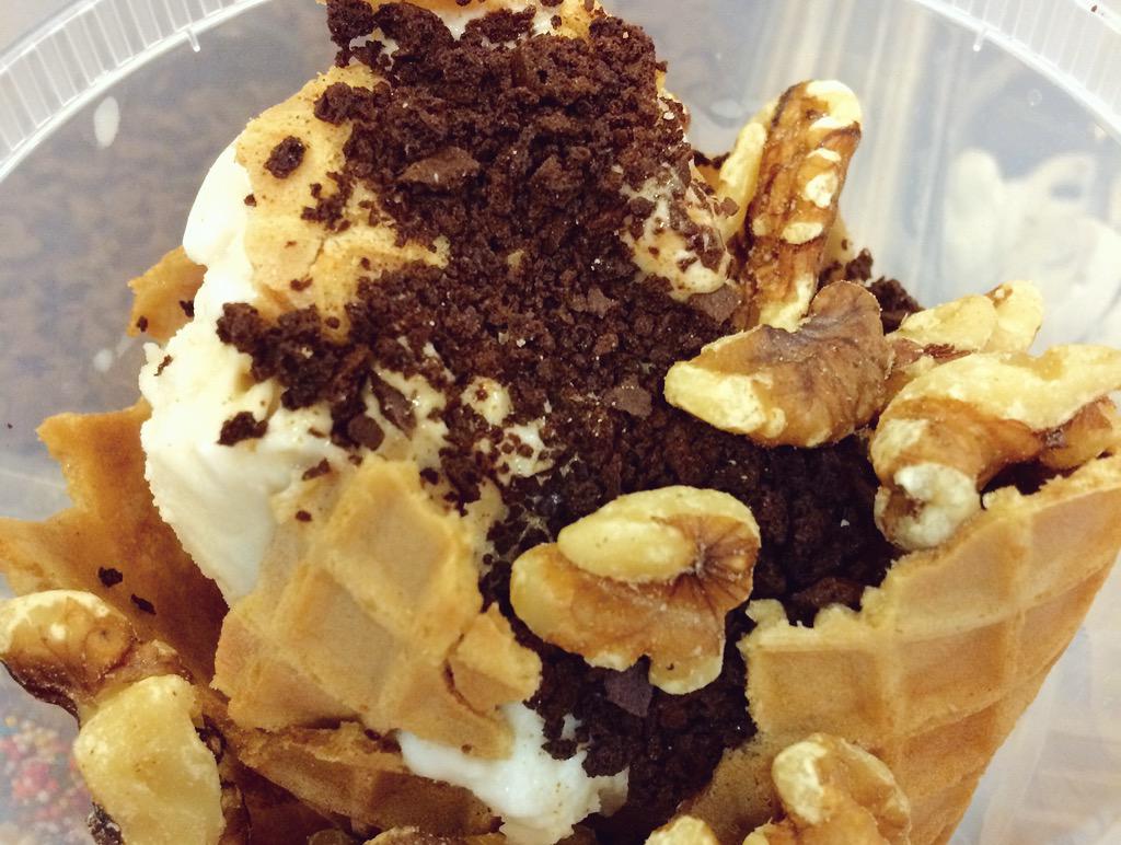 Yolokiss232's tweet photo. Chocolate crunch cake batter waffle bowl @yolokiss http://t.co/Bt2pEYK6e7