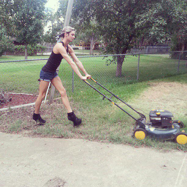 MenHeels's tweet photo. Just doing everyday things. Looking your best! #meninheels #guysineheels #wearit #fashion #genderlessfashion #heels http://t.co/S3q01V6EUW