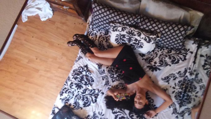 Some girls have mirrors on the ceiling of their rooms http://t.co/XGUZDJwYnF<a href="/tag/hammocklife"class="tags"><span>#hammocklife</span></a>