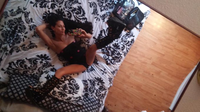 Some girls have mirrors on the ceiling of their rooms http://t.co/XGUZDJwYnF<a href="/tag/hammocklife"class="tags"><span>#hammocklife</span></a>