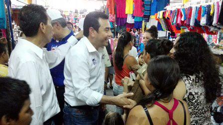 prensa_libre's tweet photo. #DecisiónLibre2015 | Jimmy Morales ofrece en Gualán, #Zacapa, convencer para mejorar el país. http://t.co/1vvwSBIJZt  http://t.co/J4c7DbCa81