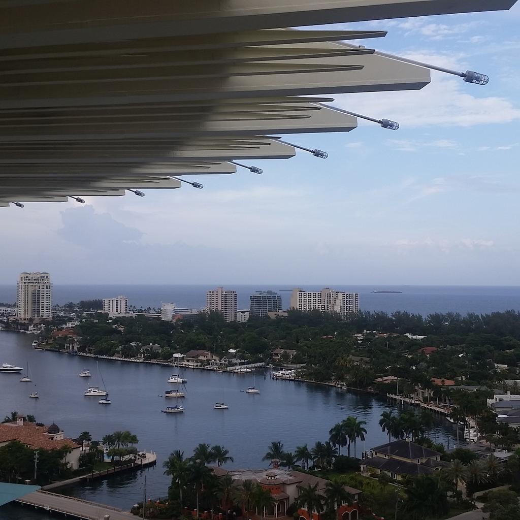 bettermarkit's tweet photo. The presentations are over.. now it's time to mingle &amp; drink #smdaysfl .. http://t.co/z1Zj6X2dHu