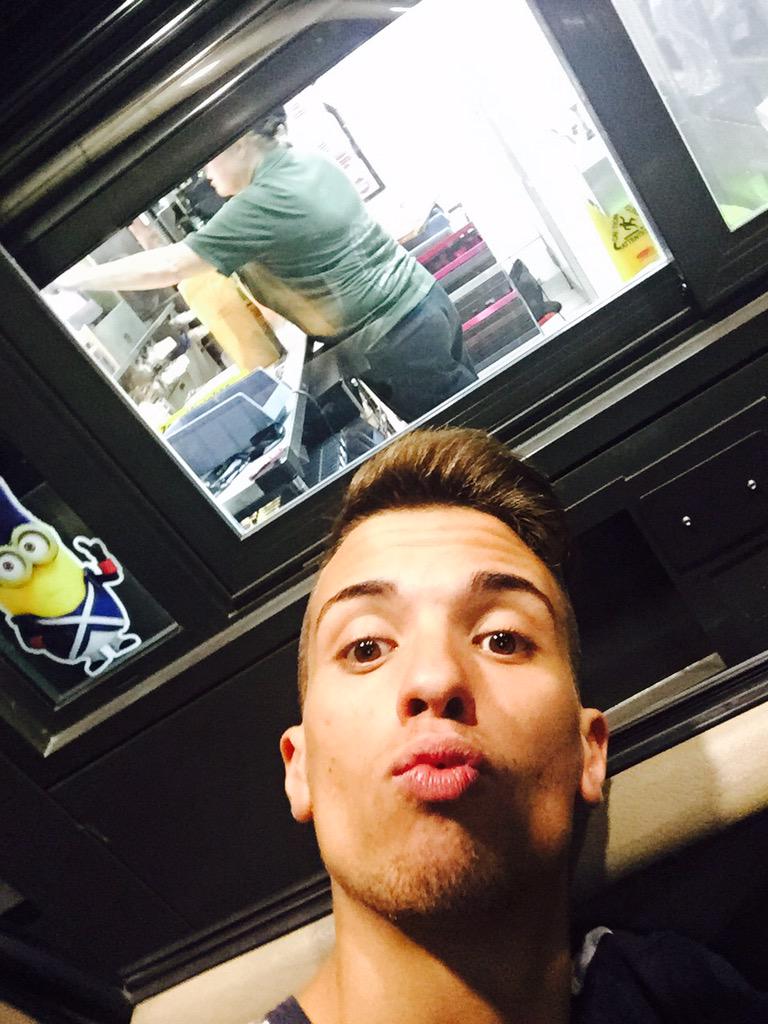 cazorla599's tweet photo. Buenas noxes 🍔🍟 http://t.co/MyYj9C9NjS