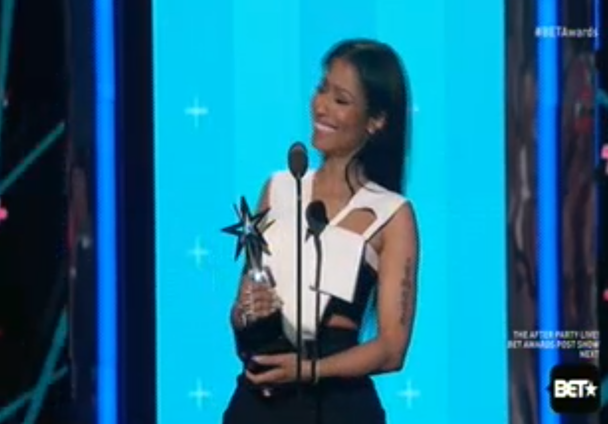HollywoodLife's tweet photo. LOLOL Nicki Minaj just forgot what she won her award for. Congrats anyways, girl! #BETAwards http://t.co/FdoCKLVA8W http://t.co/p7c82Uin4l