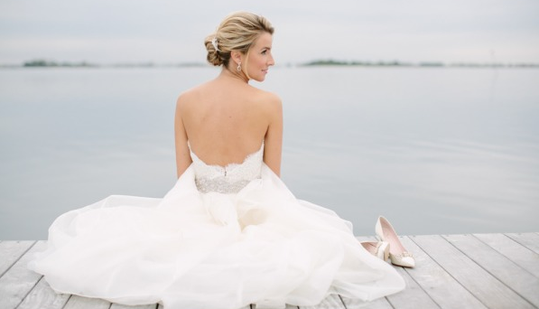 Nautical bridal portrait: stylemepretty.com/new-jersey-wed… 
Photo: Love &amp; Light
