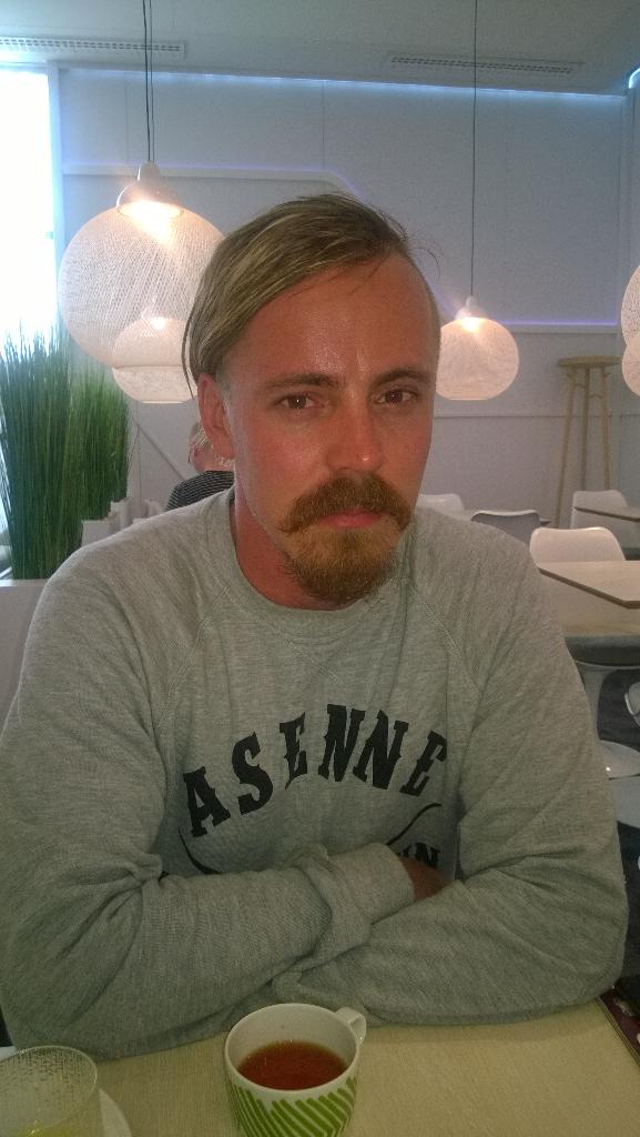 RitaTainola's tweet photo. Aamiainen Helsinki Vantaa lentoasema. Ihana Jasper Pääkkönen matkalla Dubliniin! http://t.co/sYXZEj1Top