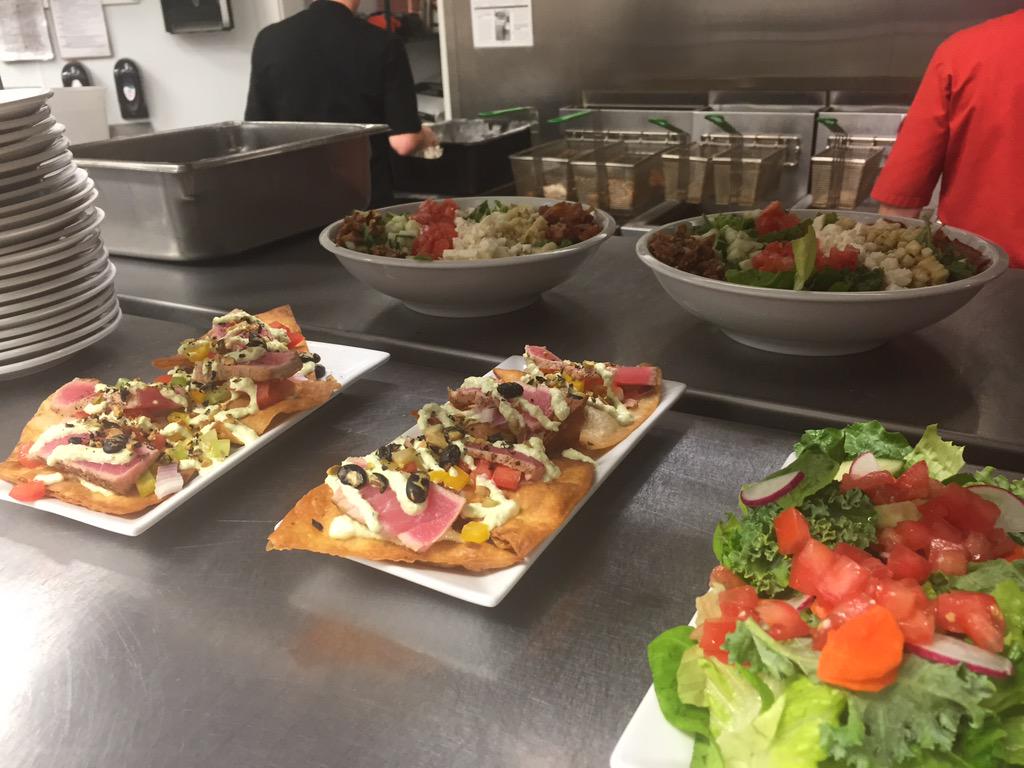 PaniniPete's tweet photo. Rocking great food @SunsetPointeFH  every night! #great team #get2thepointe #go4thetrhroat http://t.co/1GaPIKGfZL