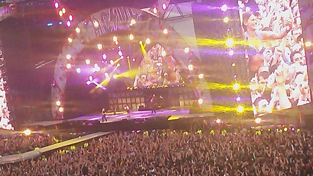 MarkStu1878's tweet photo. @ACDCtwitta @acdc @ACDCFans Hampden Park ain't no bad to be!!🎸🎸🎸🎸🎸 http://t.co/8TgtG2qqBQ