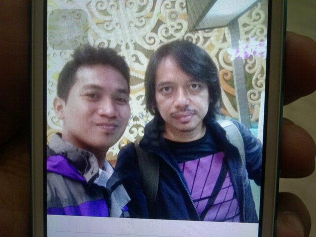 Semenjak duduk di bangku SD, baru kali ini bisa foto dan ketemu bareng sama personel GIGI <a href="/dewabudjana/">Dewa Budjana</a>